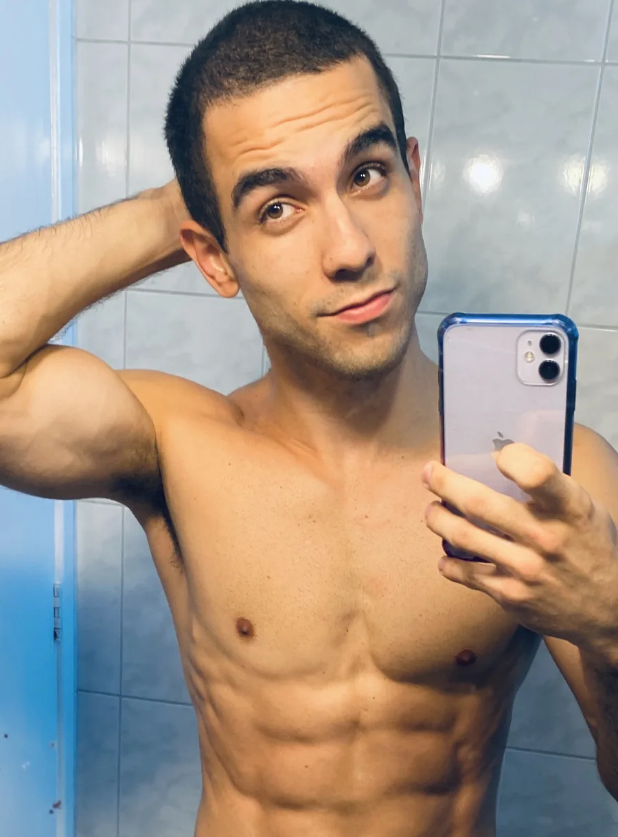 Raphael mirror selfie after training